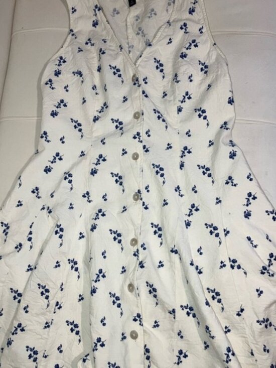 Universal Thread Dresses & Skirts - Universal Thread White and Blue Floral Top